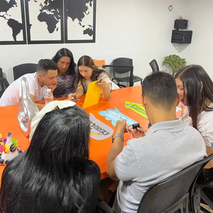 Colaboradores disfrutando un escape room portátil en oficina en Bogotá