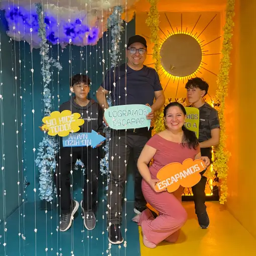 Padres celebrando happy birthday de adolescentes