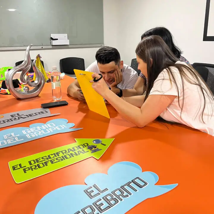 Equipo empresarial disfrutando una actividad de bienestar